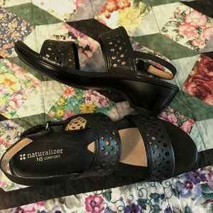 Black Leather Naturalizer Comfort Sandals, 8M, Super Comfy and Strappy Chic, EUC